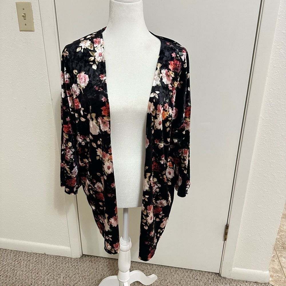 Do Everything in Love Women’s Floral Velvet Boho Kimono One size